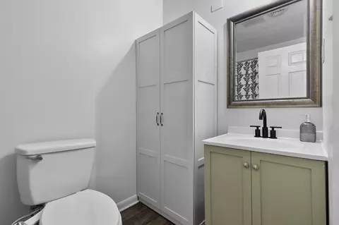 Bath - 1911 Timbercrest Dr, Columbus, IN 47203 photo 3 of 4