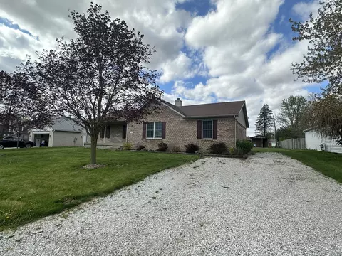 Exterior - 106 E Oak St, Roachdale, IN 46172 photo 4 of 18