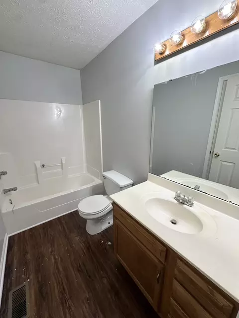 Bath - 106 E Oak St, Roachdale, IN 46172 photo 4 of 5