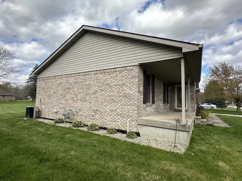 Exterior - 106 E Oak St, Roachdale, IN 46172 photo 9 of 18