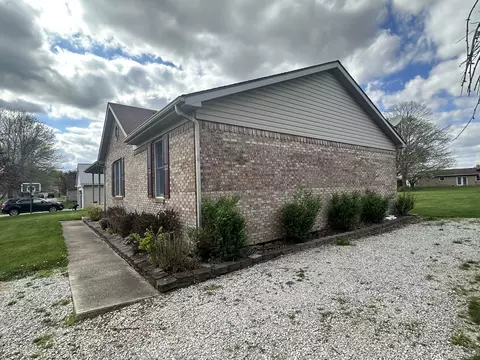 Exterior - 106 E Oak St, Roachdale, IN 46172 photo 10 of 18