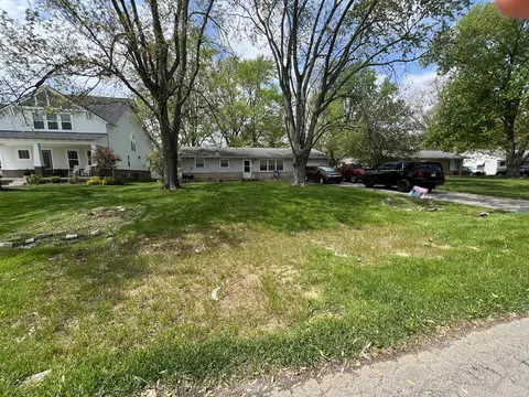 842 E Auman Dr, Carmel, IN 46032 photo 2
