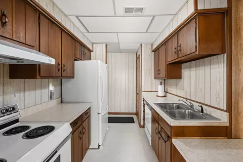 Kitchen - 607 Elm Dr, Plainfield, IN 46168 photo 4 of 4