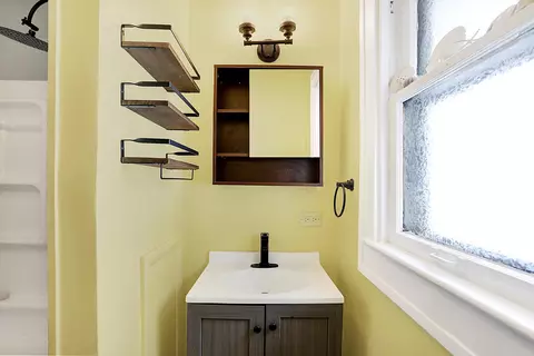Bath - 544 Eastern Ave, Indianapolis, IN 46201 photo 1 of 2