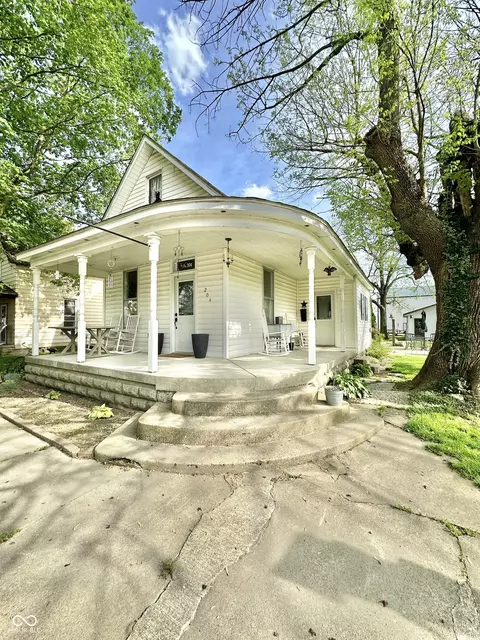 204 1st St, Russellville, IN 46175
