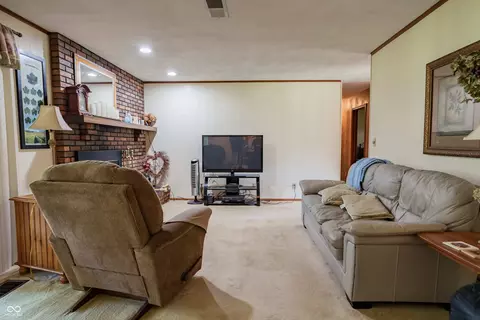 Living - 9034 W Robin Rd, Middletown, IN 47356 photo 3 of 4