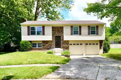 208 Crestview Ct, Fishers, IN 46038