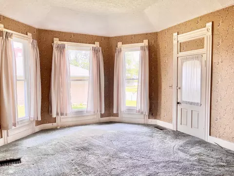 Living - 202 Washington St, Hope, IN 47246 photo 2 of 4