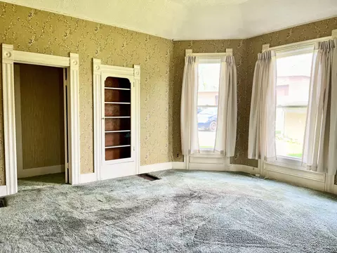 Living - 202 Washington St, Hope, IN 47246 photo 4 of 4