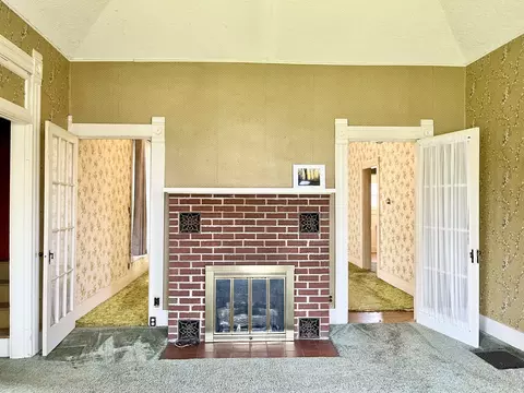 Living - 202 Washington St, Hope, IN 47246 photo 3 of 4