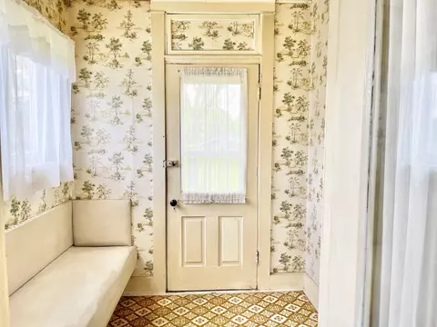 Entry Way - 202 Washington St, Hope, IN 47246 photo 1 of 4