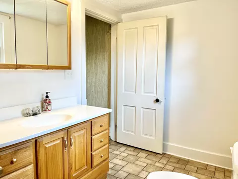 Bath - 202 Washington St, Hope, IN 47246 photo 2 of 2