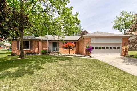 204 Creek Wood Dr, Greenfield, IN 46140