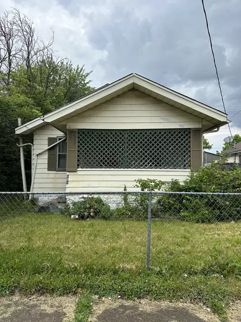 814 E 27th St, Anderson, IN 46016