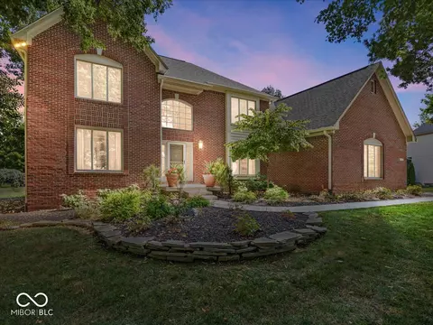 483 Twin Oaks Dr, Carmel, IN 46032