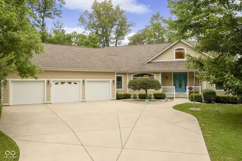 9322 W Evergreen Dr, Columbus, IN 47201