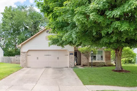 11462 Cherry Blossom W Dr, Fishers, IN 46038