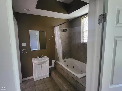 Bath - 715 5th St, Covington, IN 47932 photo 3 of 5