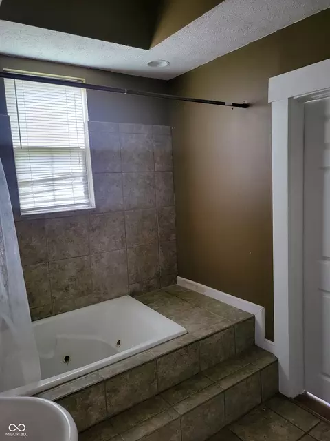 Bath - 715 5th St, Covington, IN 47932 photo 4 of 5