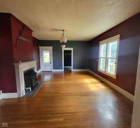 Living - 715 5th St, Covington, IN 47932 photo 1 of 4