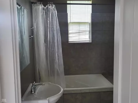 Bath - 715 5th St, Covington, IN 47932 photo 5 of 5