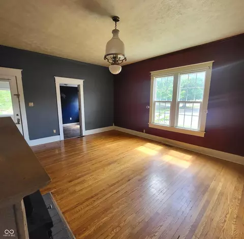 Living - 715 5th St, Covington, IN 47932 photo 3 of 4