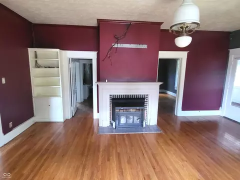 Living - 715 5th St, Covington, IN 47932 photo 2 of 4