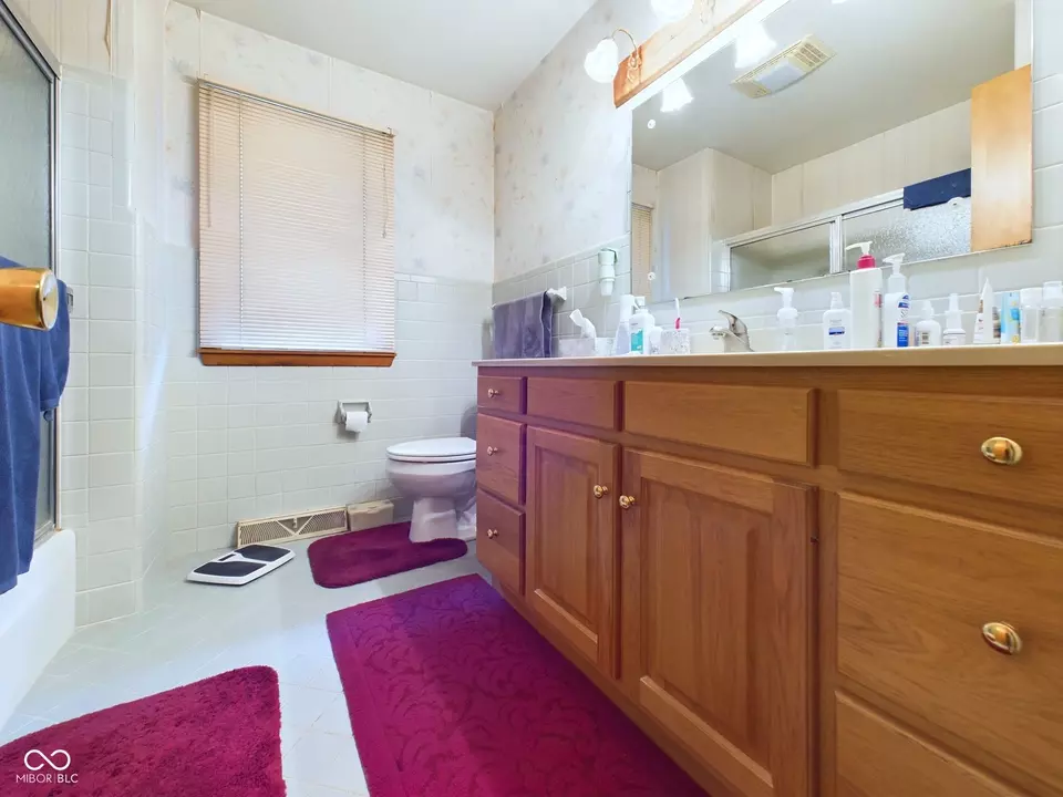 Bath - 1540 Lennox St, Anderson, IN 46012 photo 2 of 4