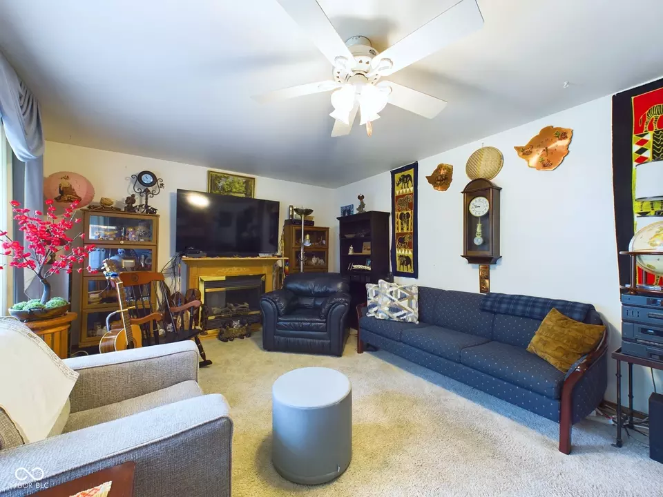 Living - 1540 Lennox St, Anderson, IN 46012 photo 2 of 4