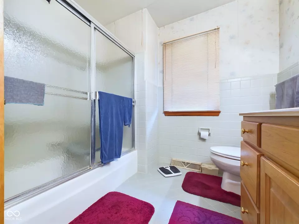 Bath - 1540 Lennox St, Anderson, IN 46012 photo 3 of 4