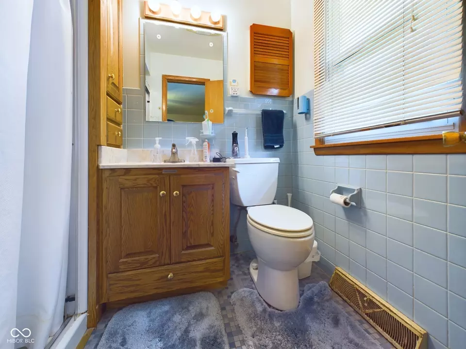 Bath - 1540 Lennox St, Anderson, IN 46012 photo 1 of 4