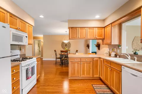 Kitchen - 132 Warwick Way, Pendleton, IN 46064 photo 2 of 3