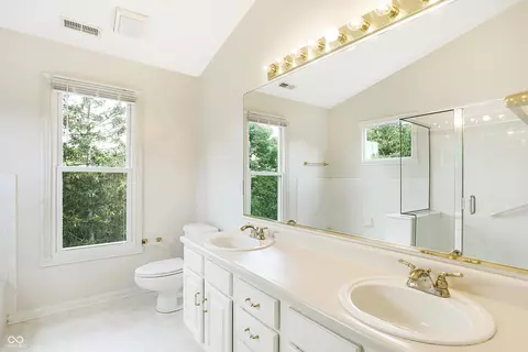 Bath - 10517 Brookview Dr, Carmel, IN 46032 photo 2 of 7