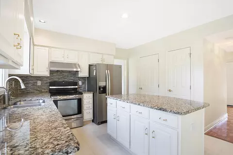 Kitchen - 10517 Brookview Dr, Carmel, IN 46032 photo 4 of 5