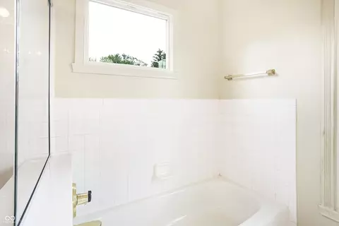 Bath - 10517 Brookview Dr, Carmel, IN 46032 photo 4 of 7