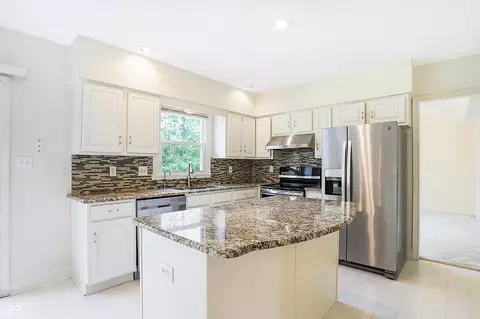 Kitchen - 10517 Brookview Dr, Carmel, IN 46032 photo 2 of 5