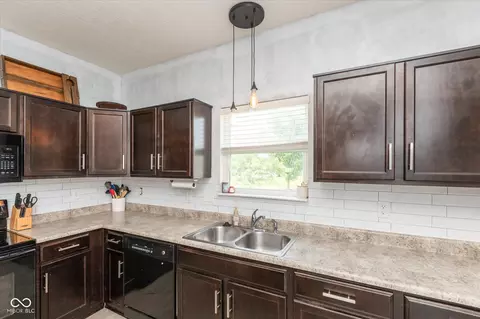 Kitchen - 1564 Maplewood Ln, Pendleton, IN 46064 photo 2 of 3
