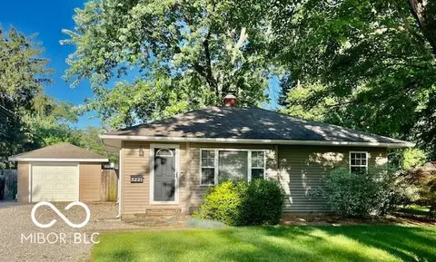 3221 Mccullough Ln, Columbus, IN 47203