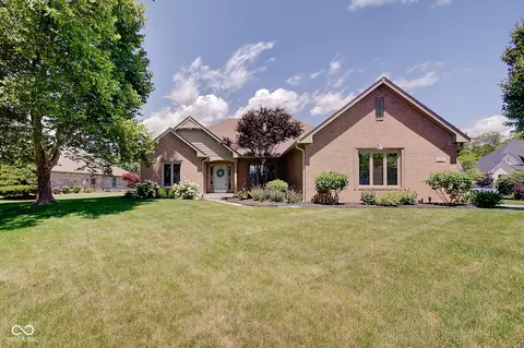 1744 Woodcroft Ct, Greenwood, IN 46143