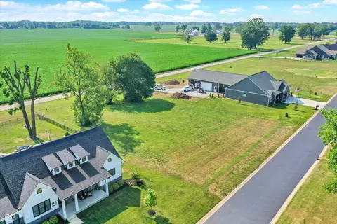 7179 N Lakeshore Dr, Greenfield, IN 46140