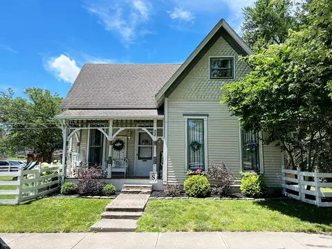 22 School St, Greenfield, IN 46140