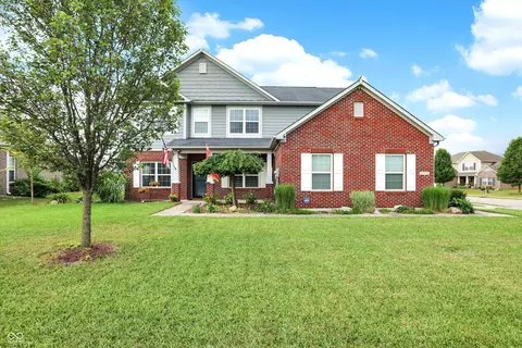 4693 W Chert Dr, New Palestine, IN 46163