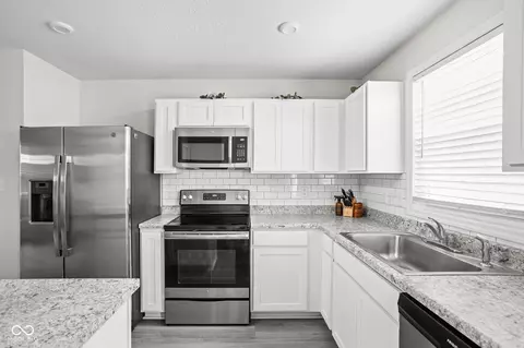 Kitchen - 9735 Oakgrove Dr, Pendleton, IN 46064 photo 2 of 3