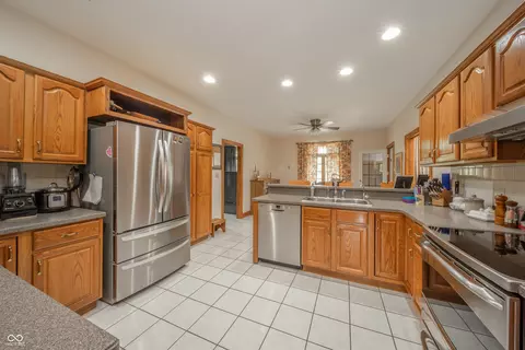 Kitchen - 6204 S Fox Chase, Pendleton, IN 46064 photo 2 of 7