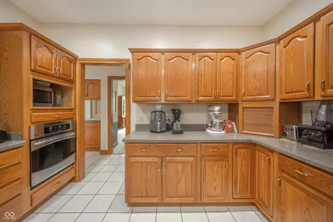 Kitchen - 6204 S Fox Chase, Pendleton, IN 46064 photo 4 of 7