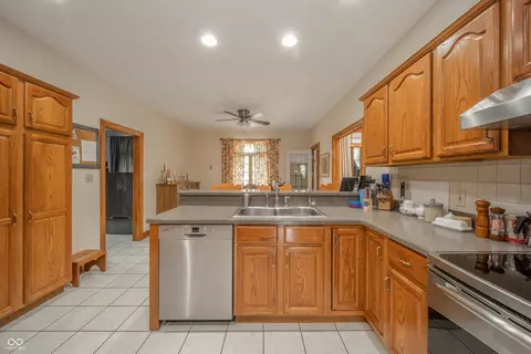 Kitchen - 6204 S Fox Chase, Pendleton, IN 46064 photo 3 of 7