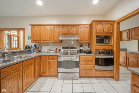 Kitchen - 6204 S Fox Chase, Pendleton, IN 46064 photo 7 of 7