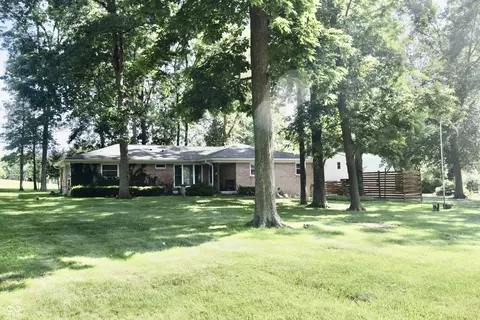 8195 Woodlawn Dr, Martinsville, IN 46151