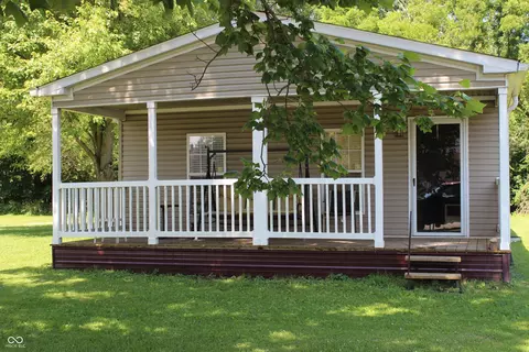 102 N Market St, Carthage, IN 46115