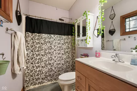 Bath - 7055 Mayapple Ln, Pendleton, IN 46064 photo 2 of 4